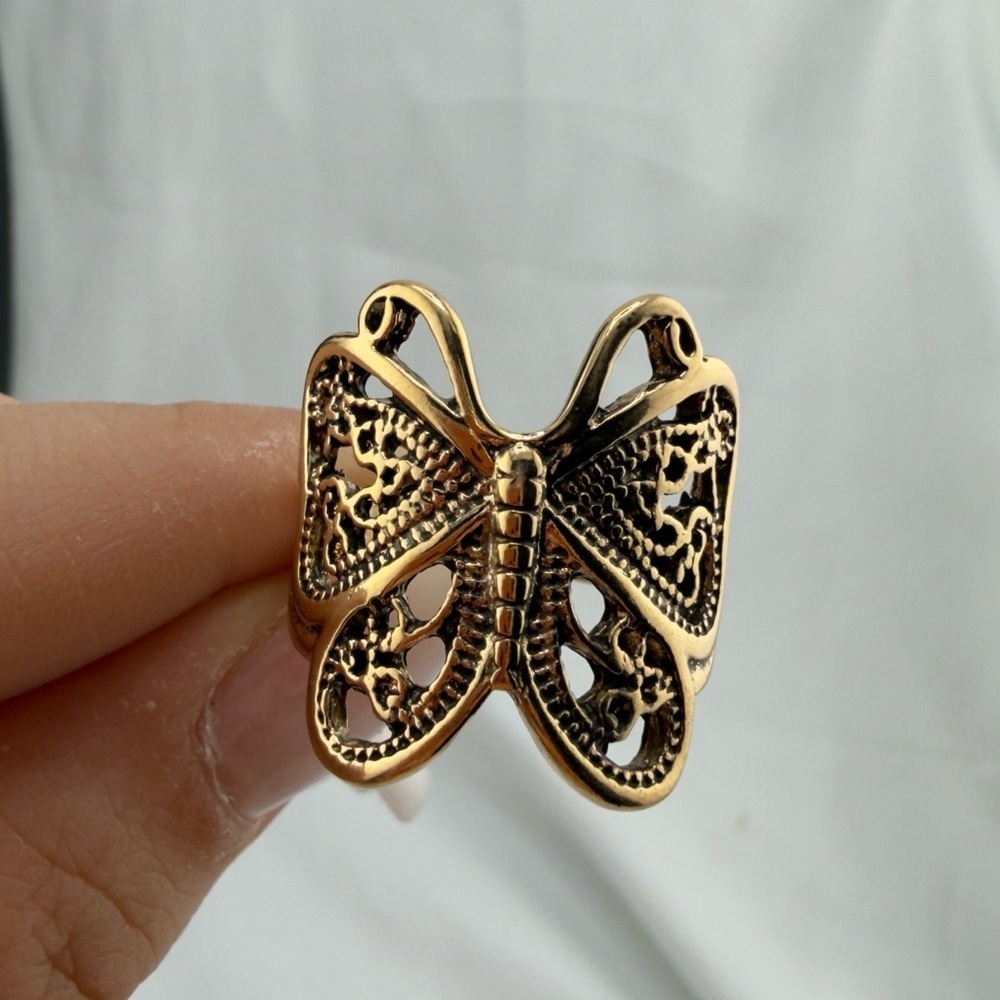 Elegant Gold Butterfly Ring - Picture 3 of 8